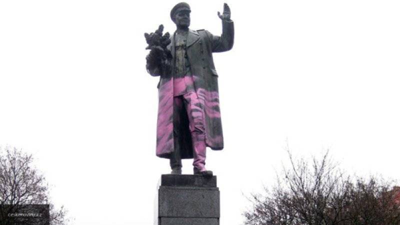 Посольство РФ возмущено реакцией властей Праги на осквернение советского памятника