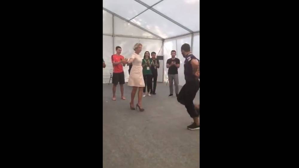 Появилось видео танцующей лезгинку Захаровой