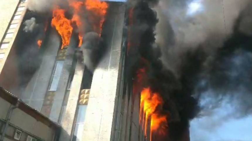 Видео: В горящем петербургском складе произошло обрушение
