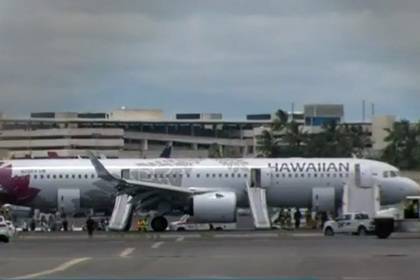 Самолет задымился в полете и совершил аварийную посадку - lenta.ru - state Hawaii