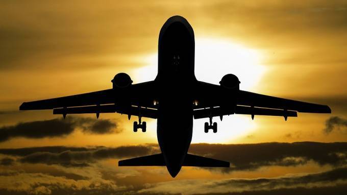 Летевший в Петербург самолет экстренно вернулся в аэропорт Самары