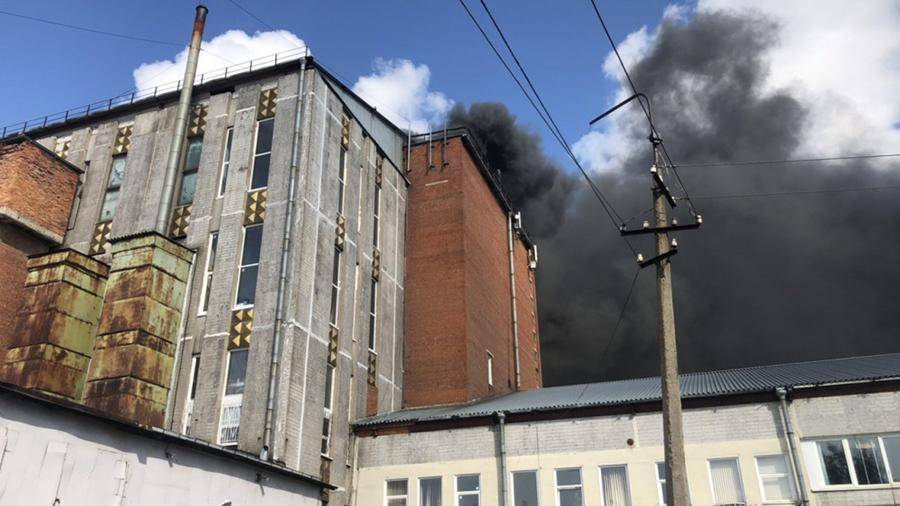 Пожар на складе свечей в Петербурга локализован на площади 4 тыс. кв. м