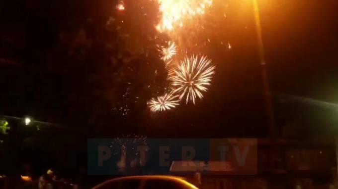 Видео: в Петербурге прогремел салют в честь Дня флага России