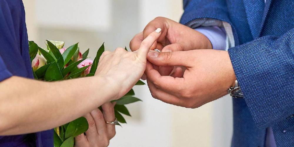 Более 700 заявлений от желающих пожениться 19 сентября приняли органы ЗАГС Москвы
