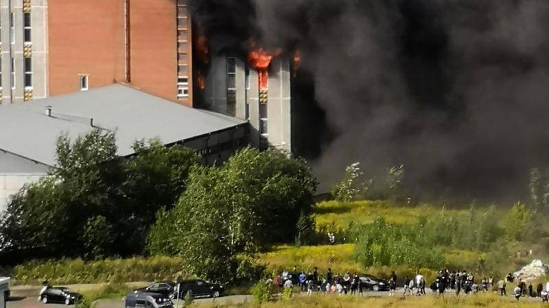 Пожар на складе свечей в Петербурге тушат по максимальному уровню