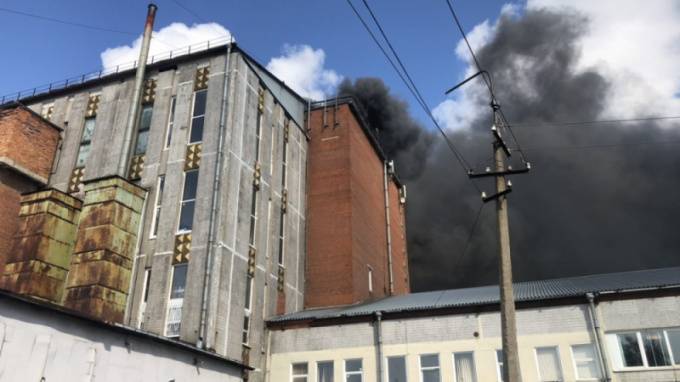 Сотрудники МЧС ликвидировали открытый огонь в здании на Складской улице