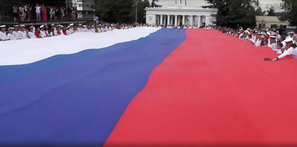 В Севастополе в День флага развернули огромный российский триколор