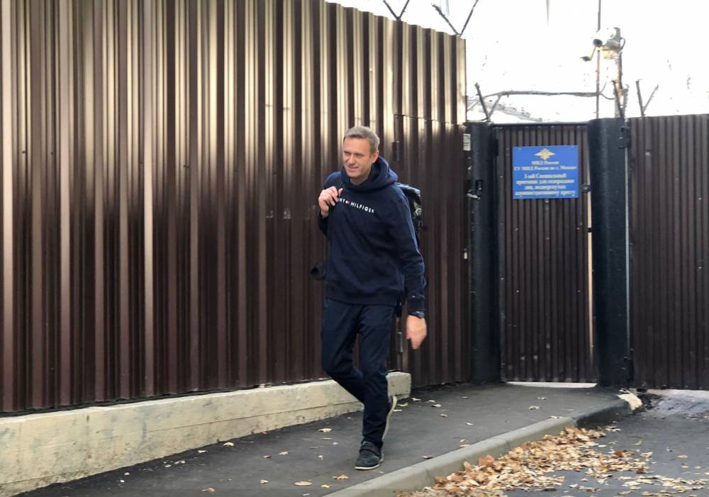 Навальный вышел из спецприемника после месяца ареста