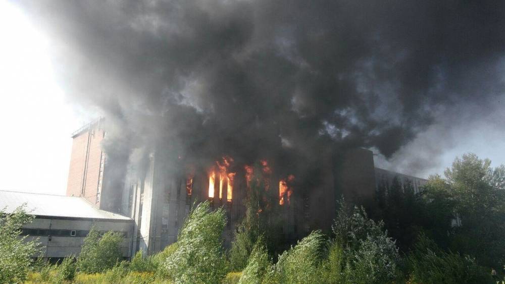 Площадь пожара на складских помещениях в центре Петербурга достигла 500 квадратных метров