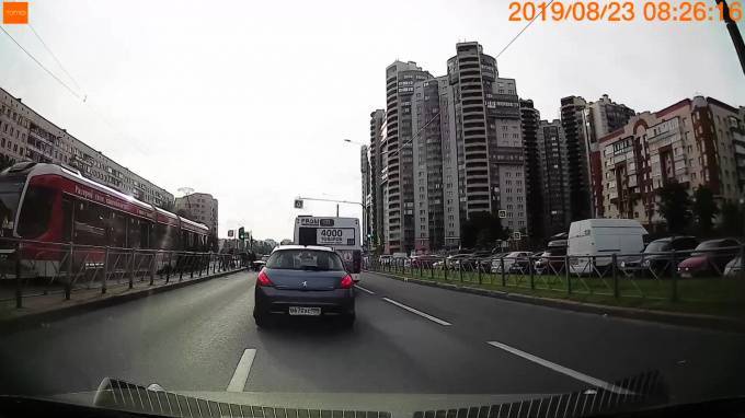 Видео: на проспекте Просвещения автомобиль снес ограждение трамвайной остановки