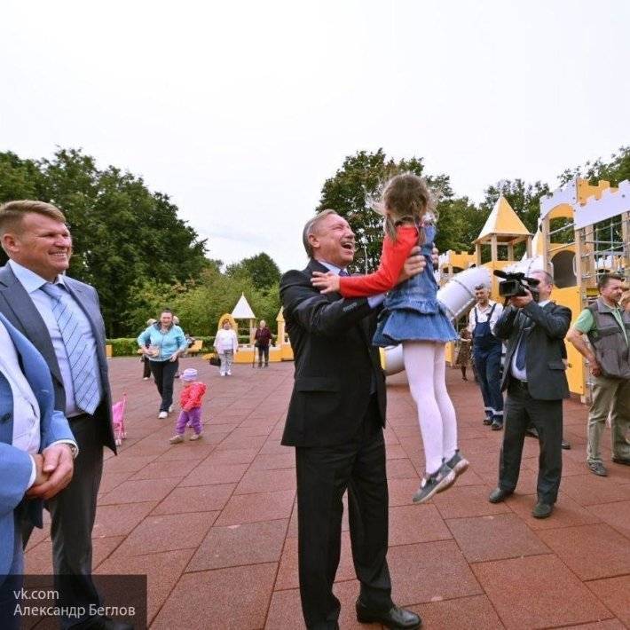 Александр Беглов опубликовал «ВКонтакте» фото с детьми на открытии Пионерского парка