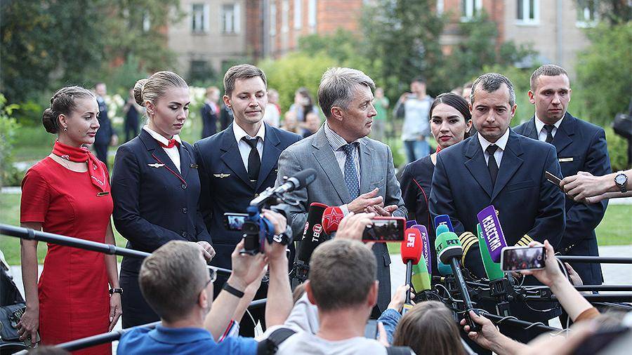 Экипаж аварийно севшего в поле A321 поздравил россиян с Днем флага