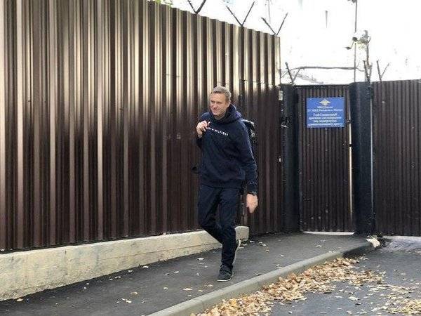 Навальный вышел на свободу. Он отбывал 30 суток за призыв участвовать в акции 27 июля