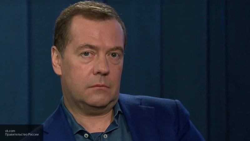 Медведев поручил министерствам проработать вопрос о четырехдневной рабочей неделе