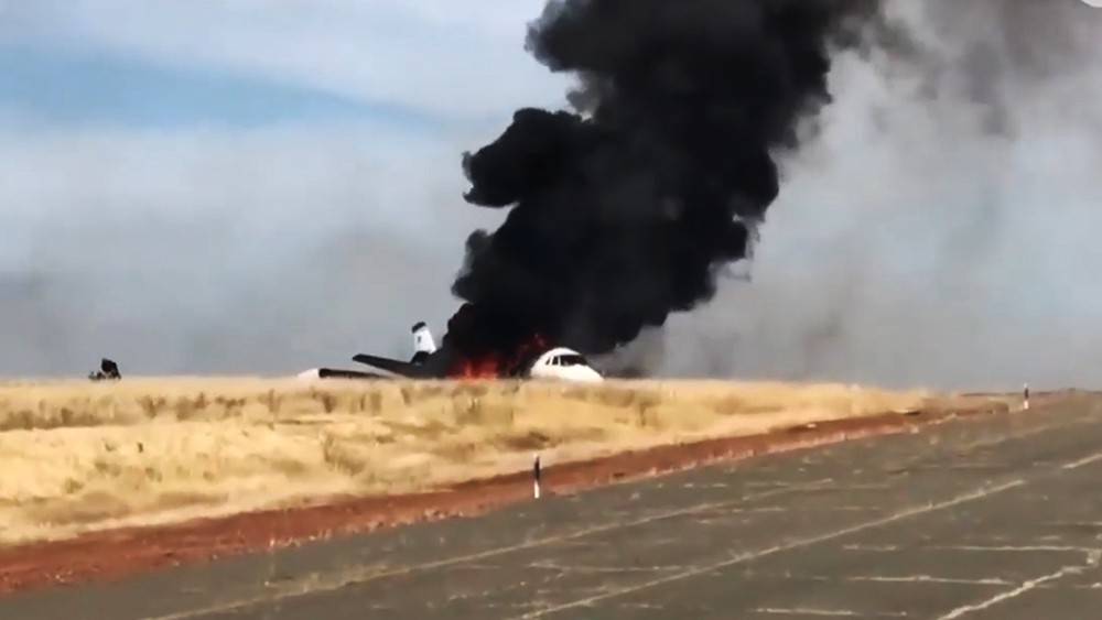 Пассажирский самолет сгорел дотла после взлета (видео)