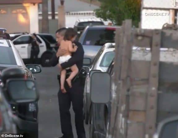В США полицейские нашли 2-летнюю девочку в одном подгузнике после того, как ее отец застрелил мать и покончил с собой