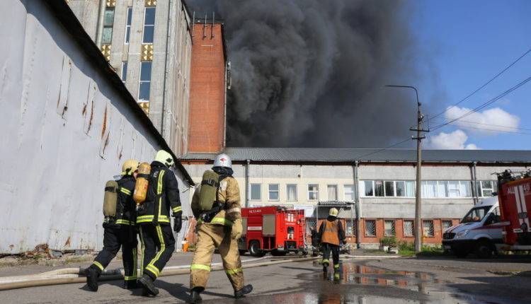 Ранг пожара на свечном заводе в Петербурге повысили до пятого номера