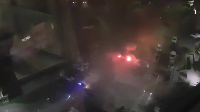 Видео: на платной парковке на Варшавской улице сгорели "BMW" и "Land Rover"