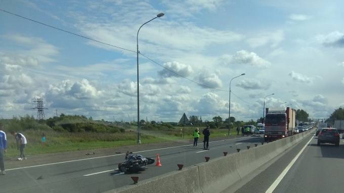 Мотоциклист пытался проехать между фурами и погиб на трассе "Россия"
