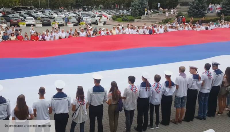 В честь Дня флага России в Ростове-на-Дону развернули 50-метровый триколор