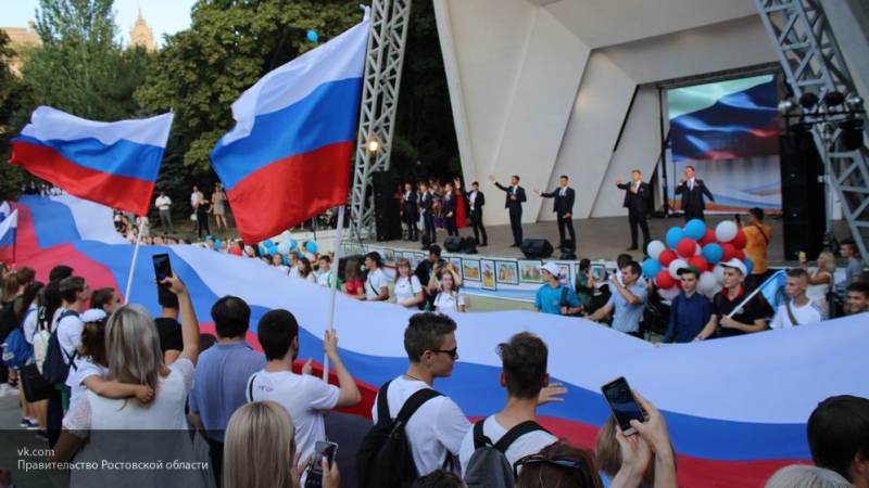 Более трех тысяч горожан собралось на праздновании Дня флага России в Ростове-на-Дону