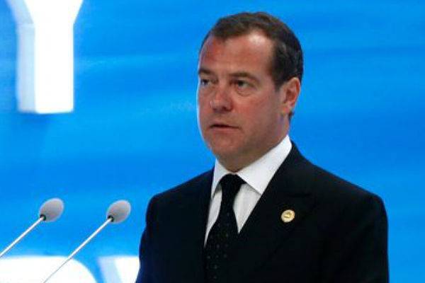 Медведев назвал введение рабочей четырехдневки возможным