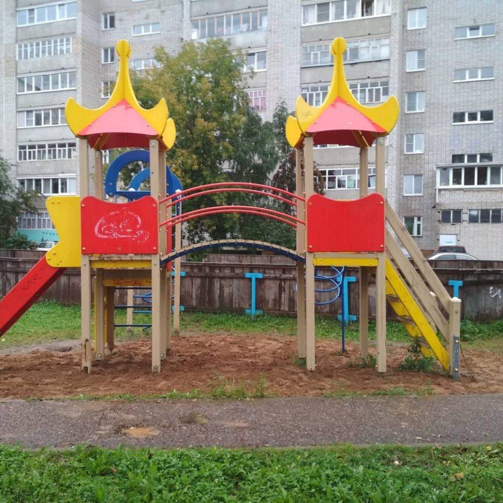 Житель Глазова благоустроил дворовую детскую площадку