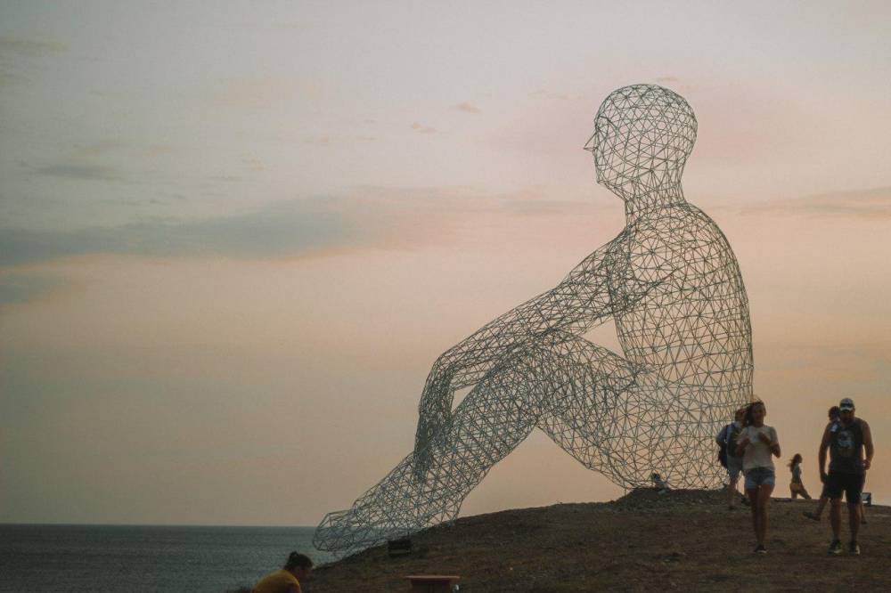 Инсталляцию в виде сидящего у моря человека установили на «Тавриде - АРТ»