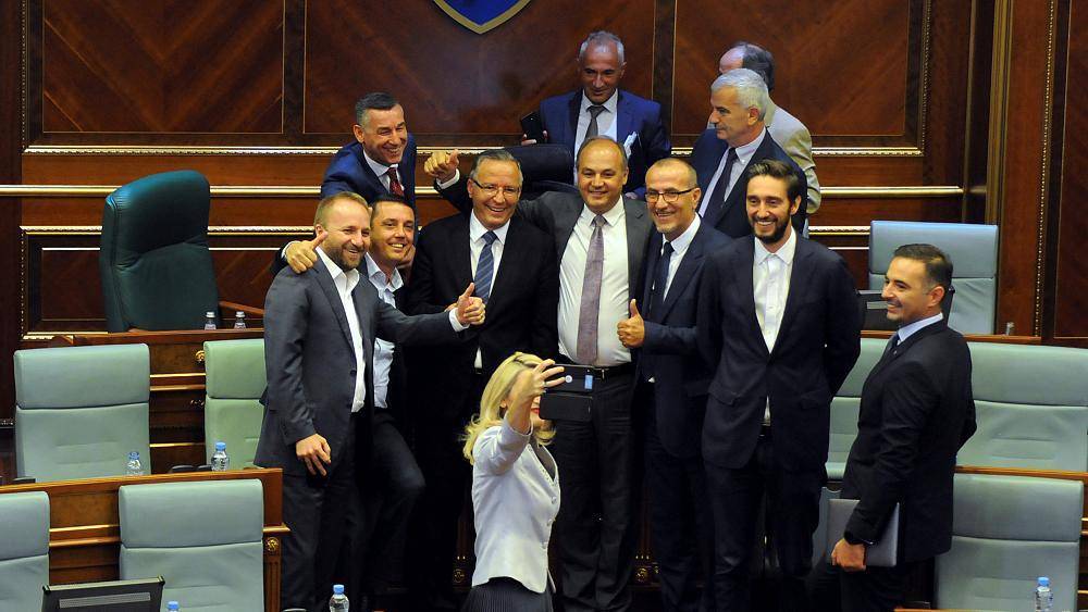 Самороспуск парламента в Косово