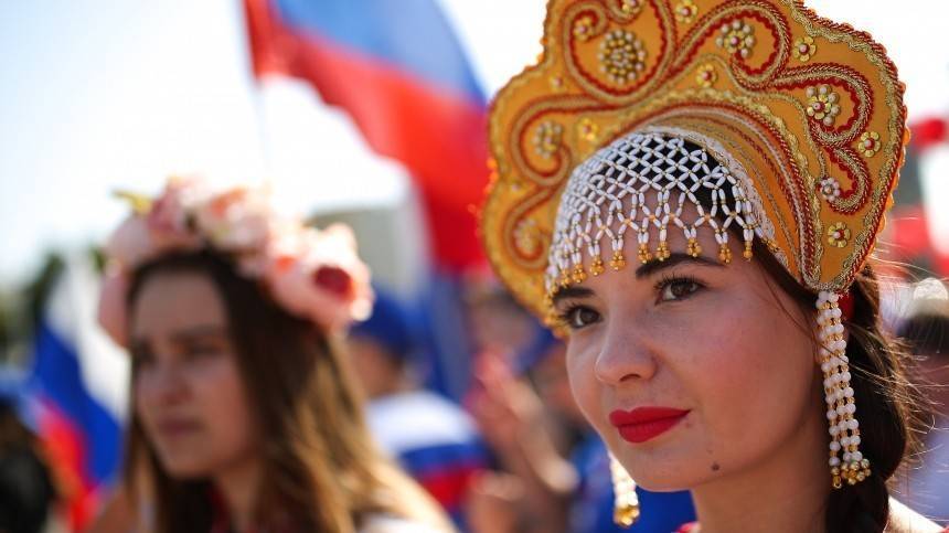 Видео: Как в России отмечают День государственного флага