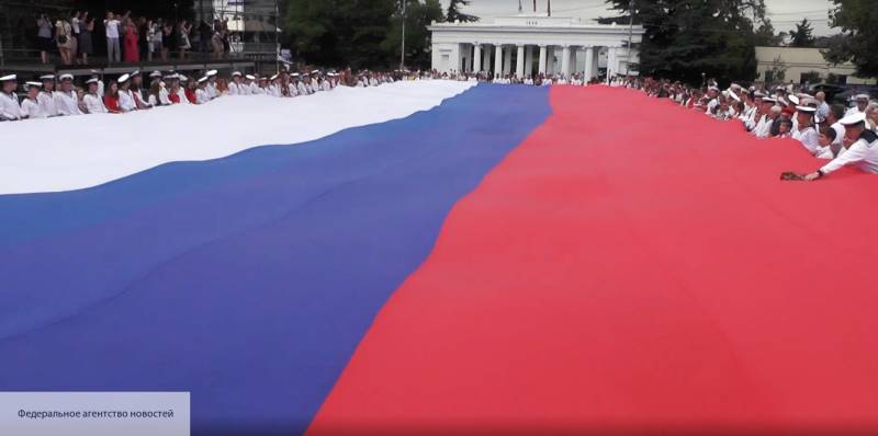 В честь дня флага РФ москвичам устроили световое шоу