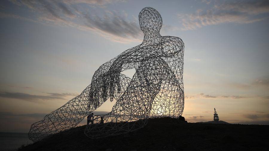 У побережья «Тавриды-Арт» разместили инсталляцию сидящего человека