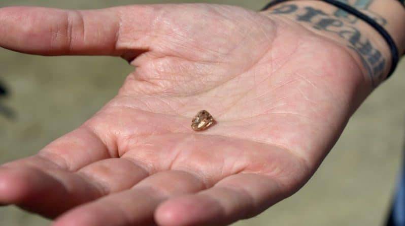 Жительница Техаса нашла в Национальном парке Арканзаса желтый бриллиант в 3,72 карата