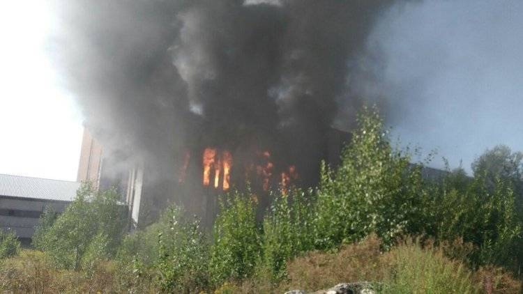 Открытое горение ликвидировали на складе в Петербурге