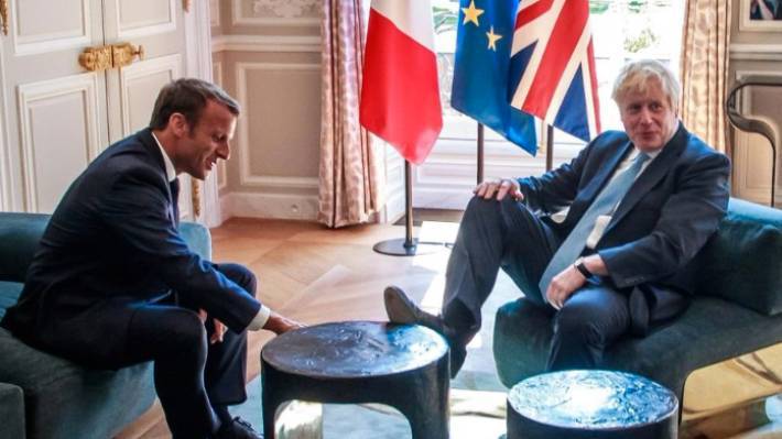 Борис Джонсон - Boris Johnson - Джонсон ногой показал Макрону, кто в Brexit хозяин - polit.info - Англия - Франция