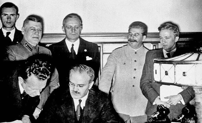 Пакт Молотова — Риббентропа: почему Москва пытается оправдать соглашение с нацистами? (The Guardian, Великобритания)
