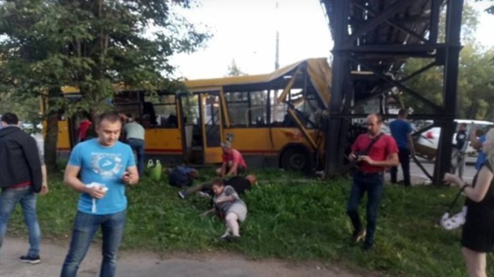 Число пострадавших в аварии с автобусом в Ижевске возросло до 24 человек