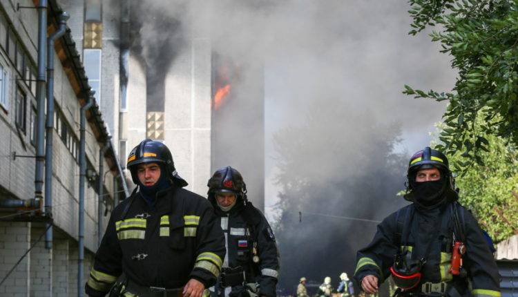 Площадь пожара на свечном заводе в Петербурге выросла до 4000 кв. м
