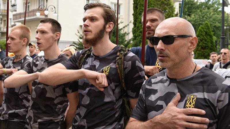 В центре Киева нацисты объясняли «слугам народа», что является «приоритетом нацбезопасности»