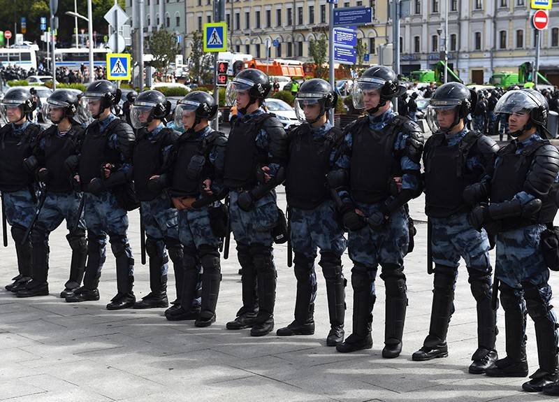 СКР показал видео с "газовой атакой" против силовиков на митинге в Москве