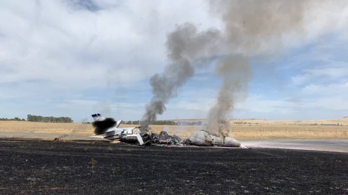 В Калифорнии пассажирский самолет загорелся и развалился на несколько частей