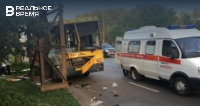 В Ижевске автобус въехал в столб, пострадали 20 человек