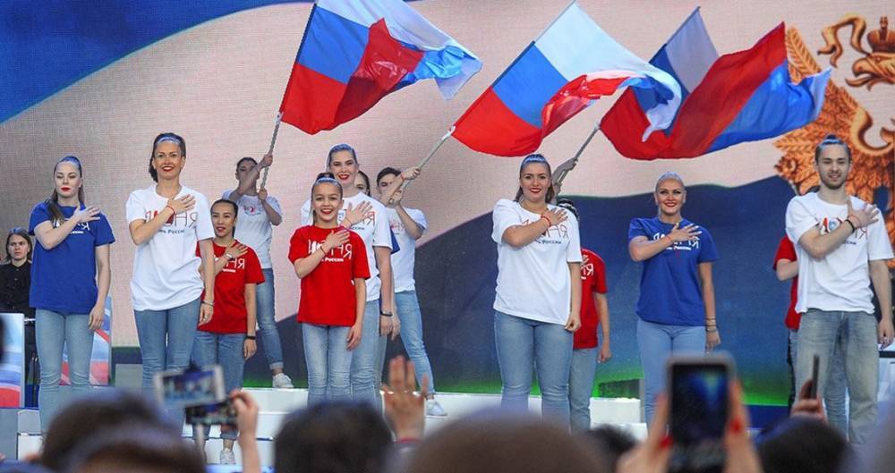 Флаги-гиганты и концерты звезд: программа Дня флага России в столице