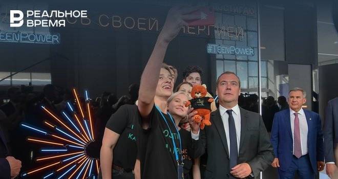 Медведеву в Казани подарили игрушку в виде рыжего кота