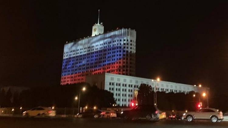 Масштабное световое шоу в честь Дня флага РФ прошло в Москве