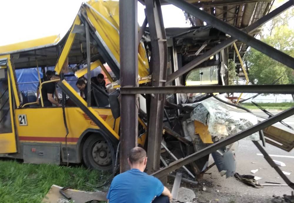 Пассажирский автобус влетел в трубопровод в Удмуртии