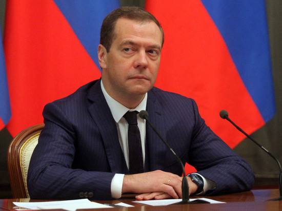 Медведев назвал сроки перехода на четырехдневку в России