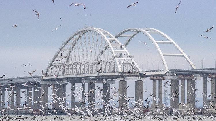 "Замок влюбленных" на Крымском мосту спилили