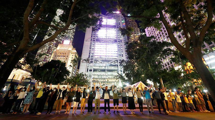 Десятки тысяч жителей Гонконга взялись за руки и образовали живые цепи
