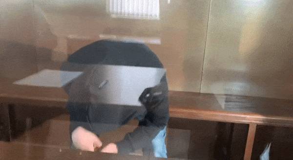 "Бирюлёвского поджигателя" доставили в суд, он плачет и прячет лицо — видео.